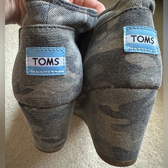 TOMS camo wedges NWOT - Picture 3 of 5